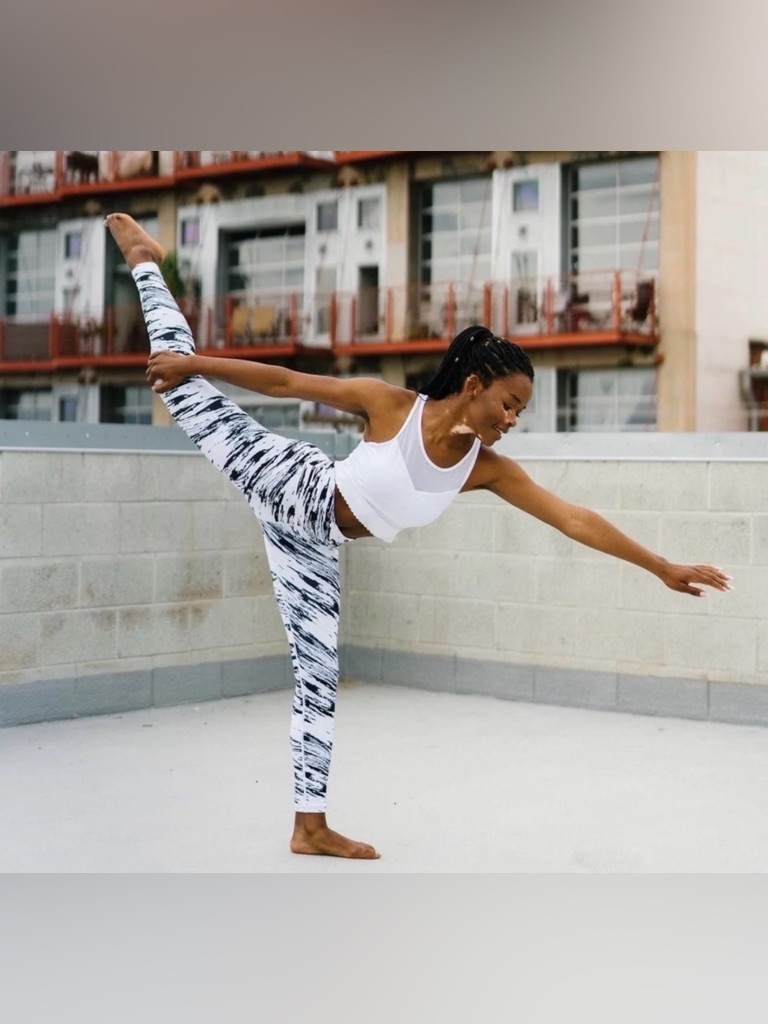 Like New Zyia Active White Radical Light N Tight High Rise 7/8 Leggings Size 6-8